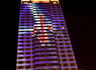 洪海展示機甲LED玻璃幕墻屏在樓體亮化工程中有何優(yōu)勢？